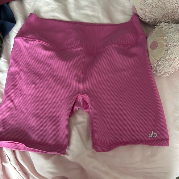 pink alo yoga biker shorts!! Size L - Picture 1 of 2